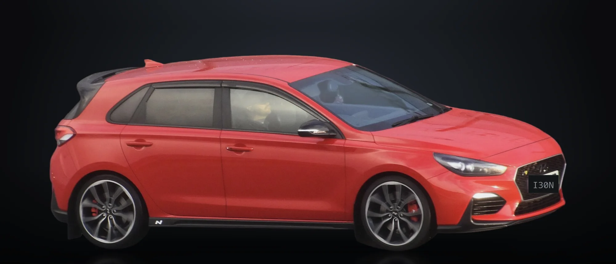 Hyundai i30 N rojo de perfil en el estudio