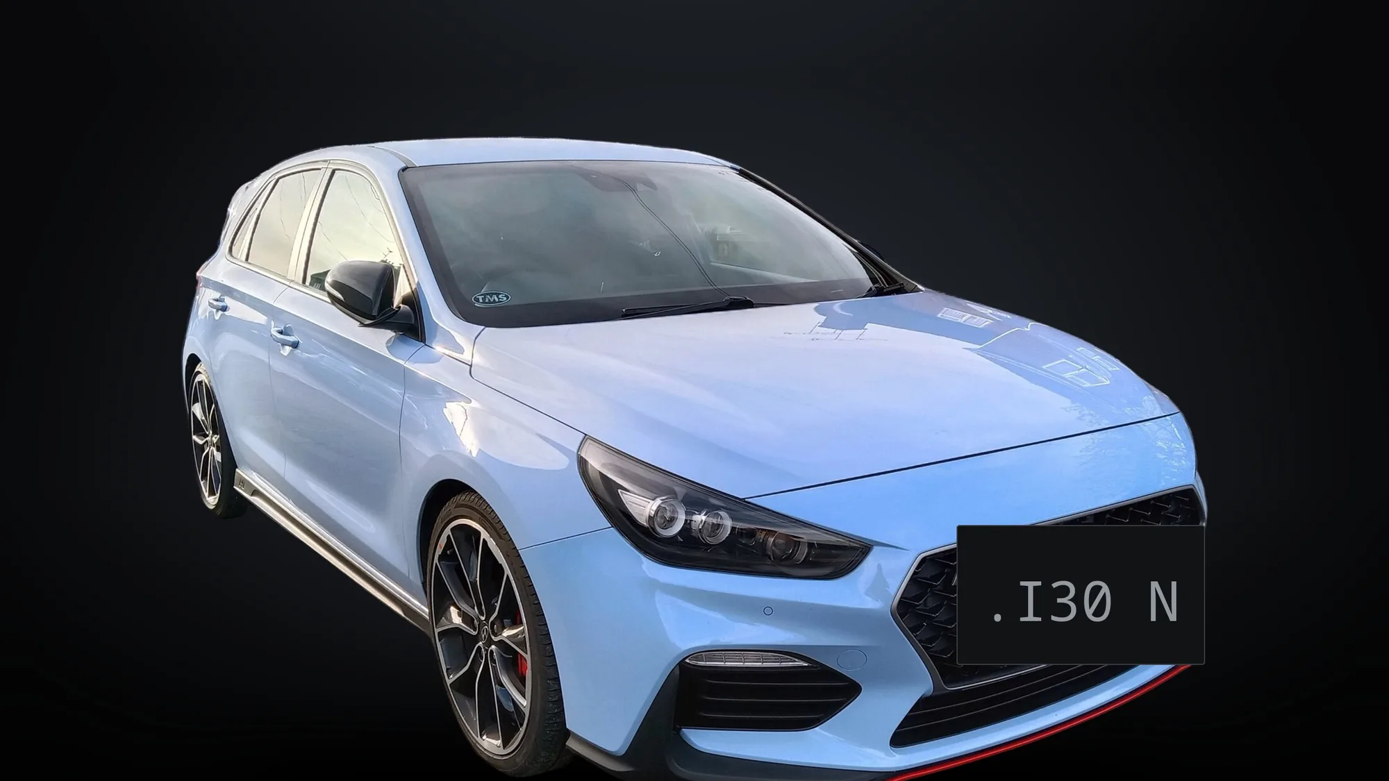 Hyundai i30 N azul Performance Blue de tres cuartos delantero sobre fondo de estudio