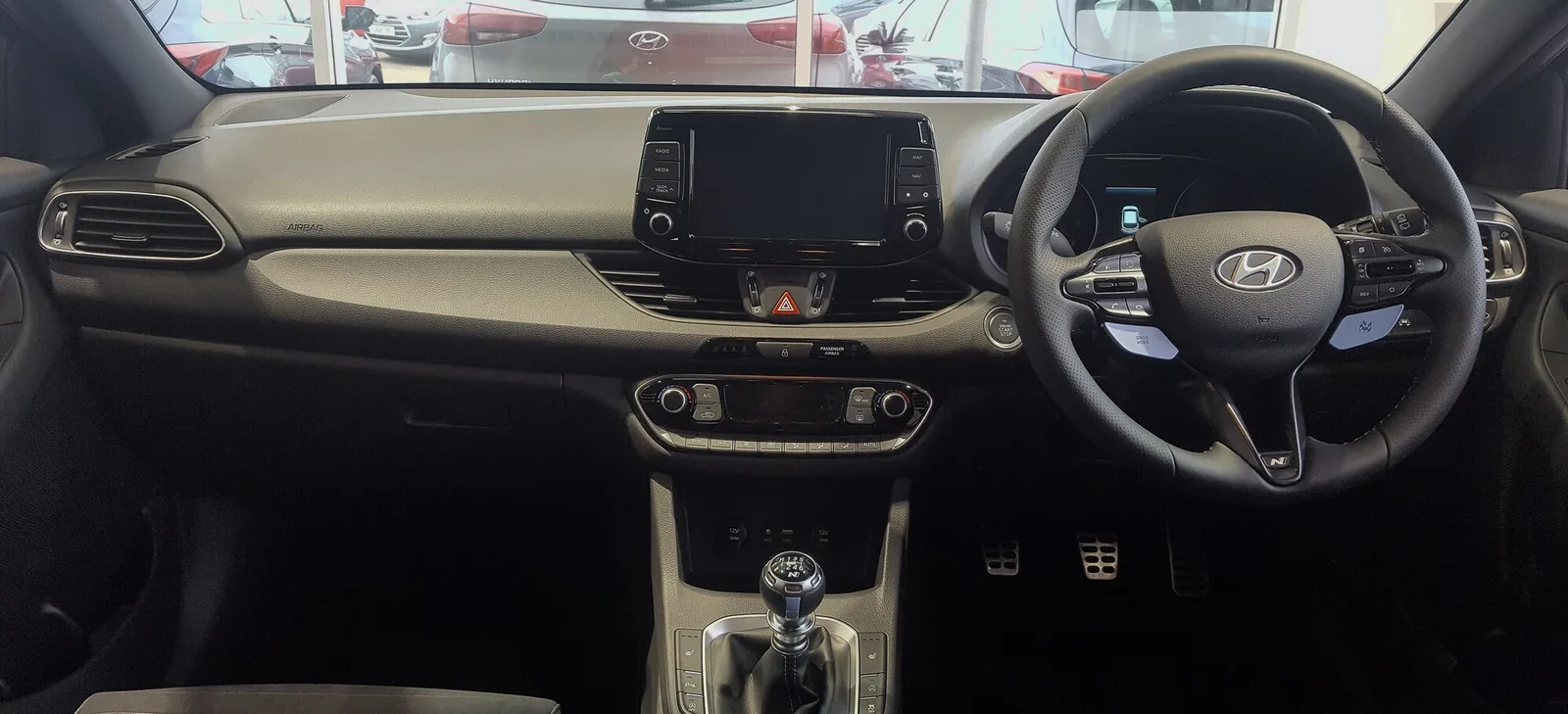 Salpicadero del Hyundai i30 N con el botón de arranque y las levas