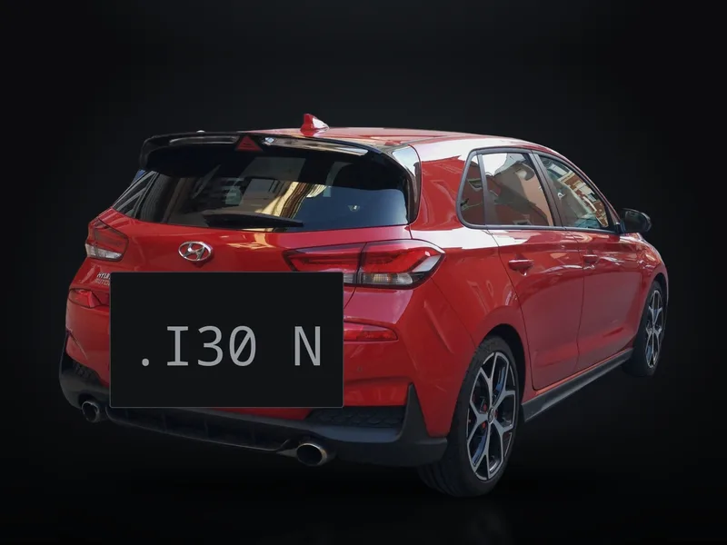 Trasera del i30 N con el alerón y el doble escape