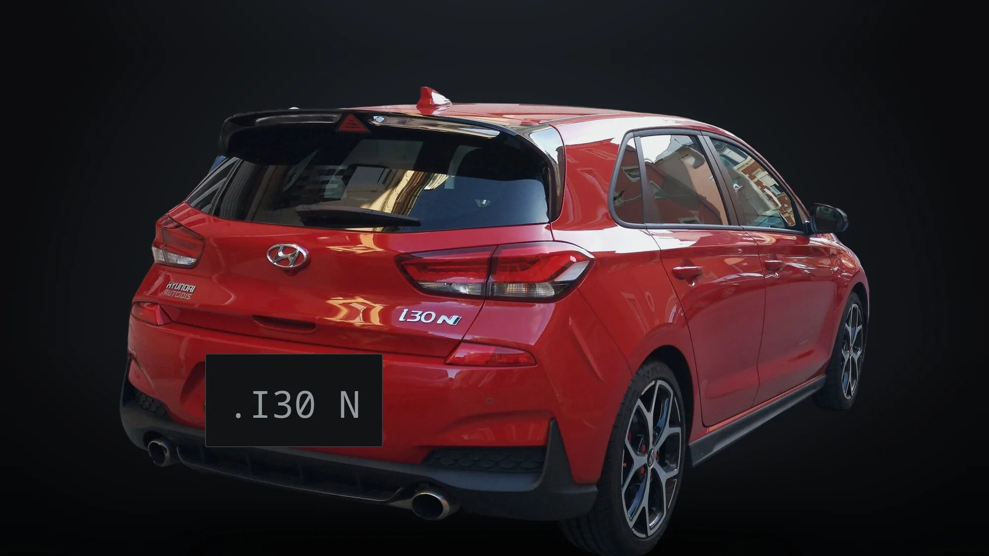 Trasera del Hyundai i30 N rojo con su doble escape en el estudio
